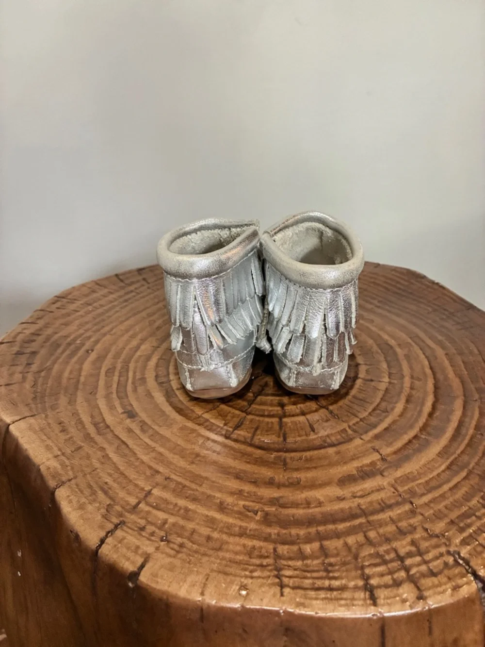 Minnetonka Toddler Size 4 Double Fringe Silver Leather Zip Up Moccasin NWOT